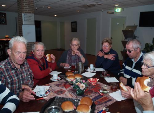 Vlnr: Joep, Jaantje, Truus, Elly, Eric en Leny tijdens de lunch