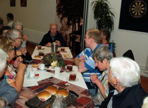 Verguld en trots als een pauw zit Piet aan de kop van de tafel te genieten van zijn lunch. Ook wel een beetje overvallen met alle loftuigingen en kadootjes maar dat is allemaal dik verdiende aandacht