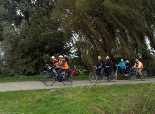 Aan de bomen te zien waaide het behoorlijk tijdens de laatste tandemtocht van Piet Brocatus