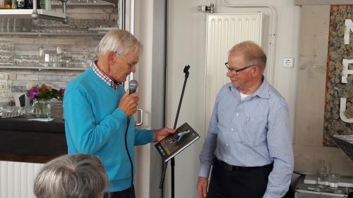 Piet Brocatus (rechts) heeft Geert een mooi fotoboek overhandigd. Deze foto's heeft hij gemaakt tijdens de Silver Medal Race in Bergen op Zoom