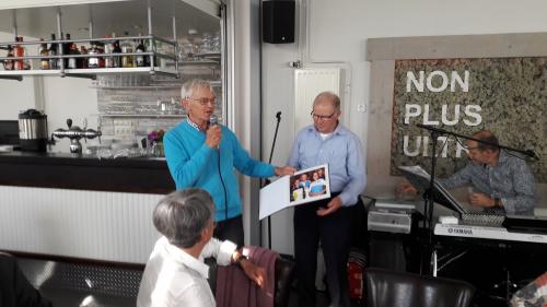 Trots laat Geert een van de foto's zien die in het boek staan, Geert samen met twee geweldige oud wielrensters uit Tholen, Bella en Keetie Hage