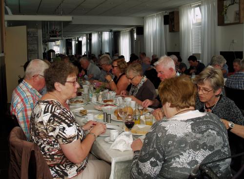 Genieten van een heerlijke koffietafel bij Non Plus Ultra