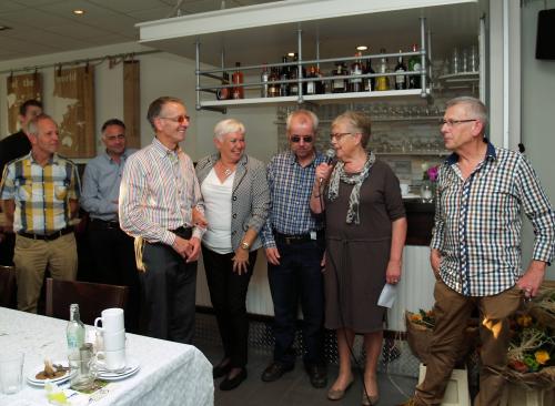 Het voltallige nieuwe bestuur met Eric Loos en Truus. Van de doelgroep kreeg het bestuur een dinerbon aangeboden