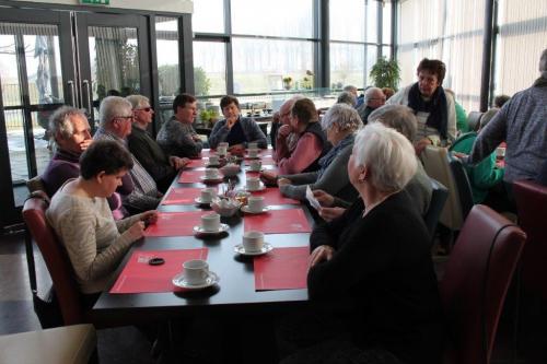 De deelnemers zitten klaar voor het begin van de koffietafel