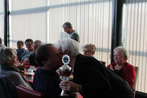 Marie Josee reikt de beker uit aan Gert voor zijn eerste plaats in het eindklassement