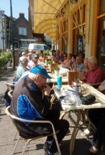 de deelnemers tijdens de lunch op het terras van De Commerce in Kruisland