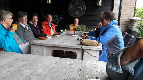 Enkele deelnemers tijdens de eerste koffiestop op het terras bij Fraans Marie