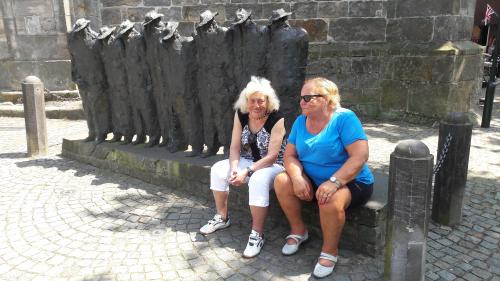 Adje en Ria bij het beeldje van mannen met hoed in Ootmarsum