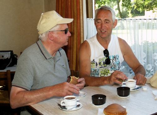 Frans en Marcel aan de koffie met een lekkere koek