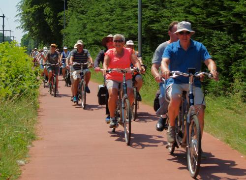 Lekker in het zonnetje fietsen op een vrijliggend fietspad langs het spoor