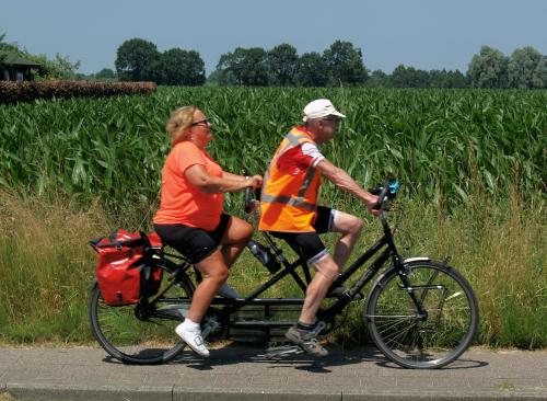 Johan met Ria, een van de laatste keren op een tandem zonder ondersteuning. Ze gaat zicht, met tegenzin, overgeven en gaat binnenkort ook tandemen met ondersteuning