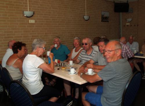 Een jarige Eric (midden) kwam met Elly nog even op de koffie voor aanvang van de tocht. Werd bij binnenkomst toegezongen door de aanwezigen