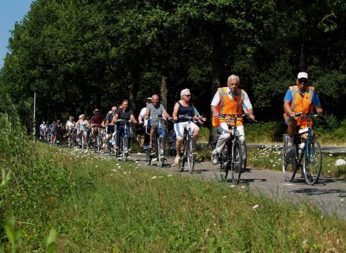 Het Vigetapeloton onderweg in eenlekker zonnetje