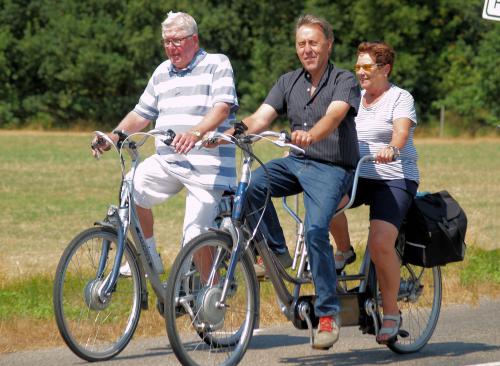 Frans en Peter met Lenie genieten van het mooie weer en de mooie tocht die was uitgezet voor Truus