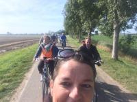 Het valt niet mee een foto van de tandemgroep te maken terwijl je zelf op je fiets meerijdt. Een half hoofd van jezelf maar gelukkig ook nog een mooi deel van het vigeta-peloton