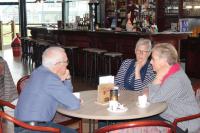 Je kunt ook gezellig koffie komen drinken en wat bijkletsen als je niet wilt bowlen zoals Rinus, Wilma en Truus op deze foto