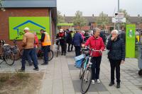 Lenie rechts op de foto naast Joke komt ons buiten nog even uitzwaaien. Helaas kon ze zelf, door een pijnlijke schouder, niet meefietsen tijdens haar tocht