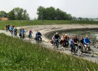 Het Vigeta-peloton fiets langs het water richting Sint-Annaland 