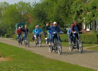 Even zwaaien naar de fotograaf. Piet met Anneke, Rinus met Addy, Ine met Truus op de tandem. Daarachter nog Wilma en Rinus Fierens