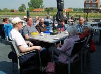 Lekker in het zonnetje op het terras an de haven genieten van de boterhammen