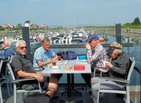 Huib, Peter, Dennis en Adje tijdens de lunch met fraai uitzicht op de haven