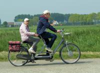 Mark met Lenie achterop de tandem