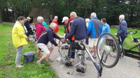 Een punaise zorgde voor een extra stop. Hier zijn Herman, Gerard en Mark bezig de band te maken