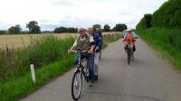 Cees Otte, van Ons Zeeland, tijdens een van zijn laatste tandemtochten. Rechts rijd Rinus Fierens