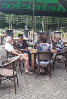 Op het terras even nagenieten na weer een geslaagde tandemtocht. Vlnr: Rinus Fierens, Addy, Rinus, Marja en Frans