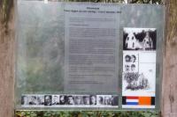 Het bord met daarop het verhaal en de namen met foto's van de slachtoffers