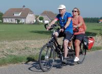 Johan met Ria op de tandem