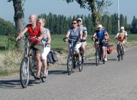 De zonnebrillen en petjes waren echt wel nodig deze dag. Vlnr: Pieter met Truus, Maria met Frans, Johan met Ria en Rinus