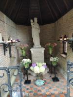 Het interieur van het mooie kapelletje waar de vudb-stop was met mooie bloemen, kaarsjes en een mooi wit Mariabeeld.