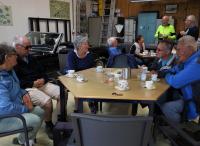 Kitty, Eric, Ellie, Rinus, Lenie, Pieter, Jack, Piet en Johan aan de koffie voor de start va de tocht van Truus. 