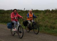 Links Willeke met rechts Rinus als afsluiters van het Vigeta-peloton