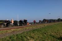 Het Vigeta-peloton op de dijk richting het stadje Tholen