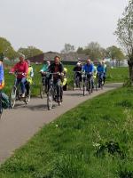 Het Vigeta-peloton rijd langs de Molenbeek 