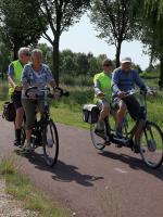 Broer en zus Frans en Addie gezellig naast elkaar achterop bij hun partners Marja en Rinus