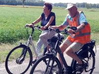 Rinus (links) en Willeke rijden altijd achteraan om het verkeer in de gaten te houden.