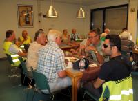 Tijd voor de lunch in buurthuis Plek Zat in Notendaal