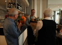 Marie Josee overhandigd Kees Palinckx een bos bloemen als dank voor de jarenlange gastvrijheid voor Vigeta bij Non Plus Ultra
