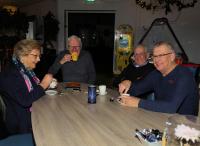 Even bijkletsen onder het genot van een kopje koffie of chocomel. V.l.n.r: Truus, Ton, Rinus en Johan van Nassau