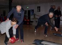 Rinus helpt Addie bij haar worp, daarachter Herman en op de achtergrond Gerard die Eric helpt.