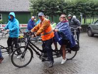 Vlnr: Jack, Sam, Johan, Ria en Jos klaar voor de tweede helft van de tocht van Ria