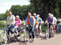 Gerard en Toos voeren het Vigeta-peloton aan tijdens de tocht van Toos. Rechts van hen onze voorzitter Eric. Daarachter Piet en Jac, Herman en Ronald en Willeke