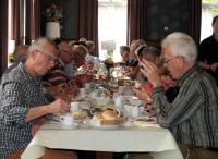 De deelnemers genieten van de heerlijke koffietafel bij Non Plus Ultra