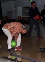 Anneke legt aan voor weer een mooie worp tijdens de bowlingmiddag an 5 februari