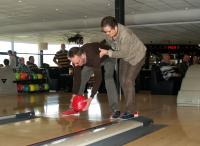 Anneke helpt Jac zodat hij een goede score kan halen tijdens deze bowlingmiddag