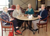 Niet bowlen maar even de laatste roddels doornemen. Vlnr: Toos, Truus, Angeline en Wilma