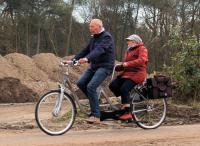 Gerard met Toos op de tandem